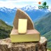 Le Comté est sur un rocher avec des montagnes en arrière-plan. Croûte brune, intérieur jaune pâle.