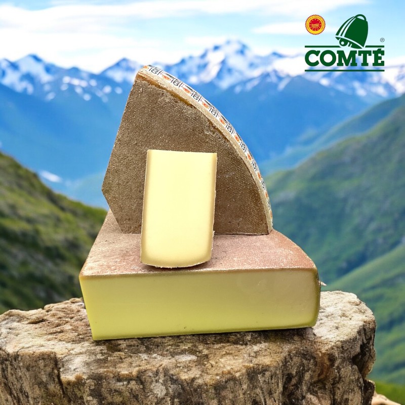 Le Comté est sur un rocher avec des montagnes en arrière-plan. Croûte brune, intérieur jaune pâle.