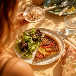 Tarte fine à la tomate et au Comté : la recette estivale gourmande